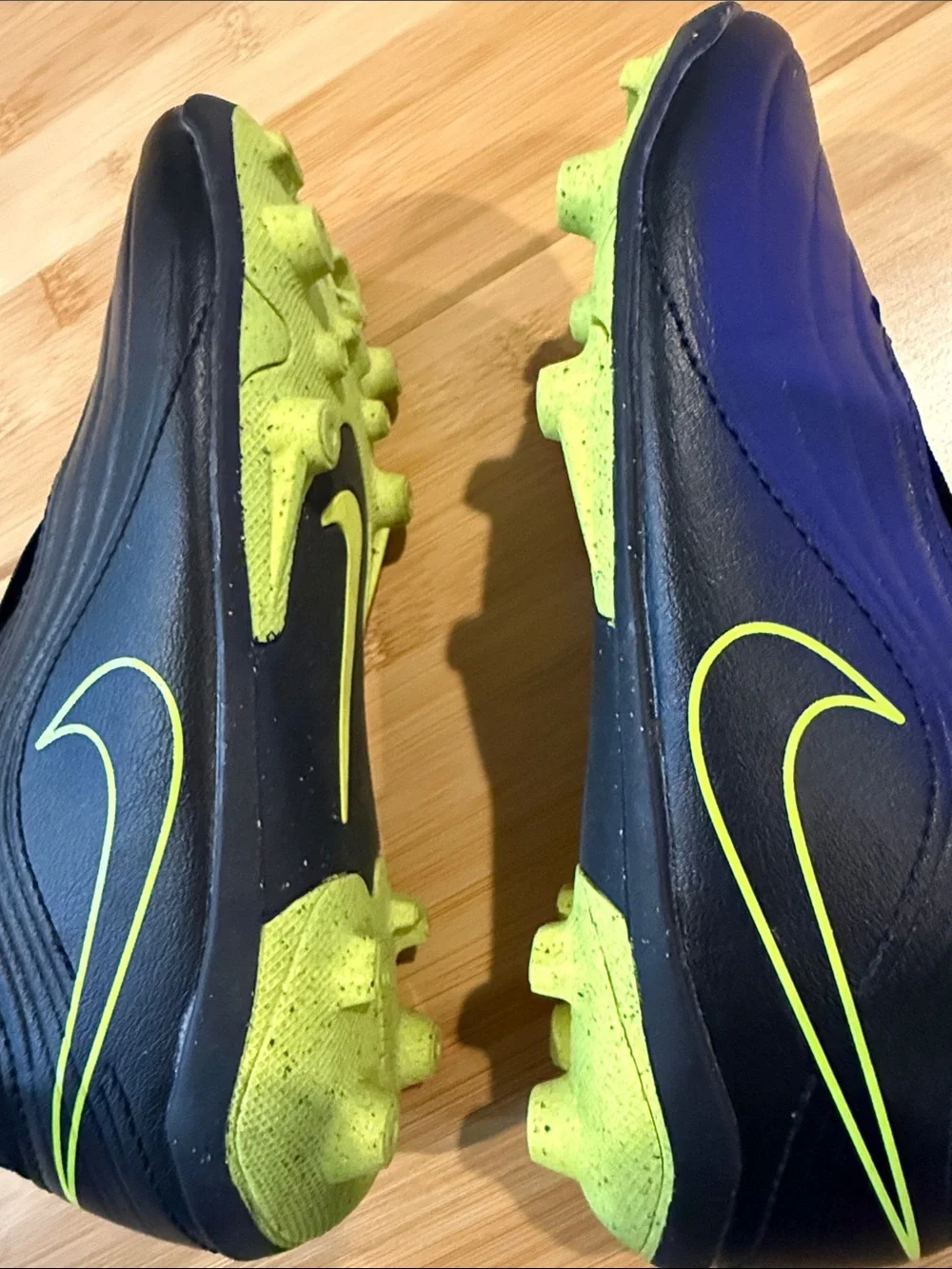 Nike Black Laceless Tiempo Soccer Shoes with Neon Lime Green Swoosh 13C